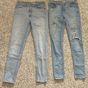 Light wash Levi skinny jeans